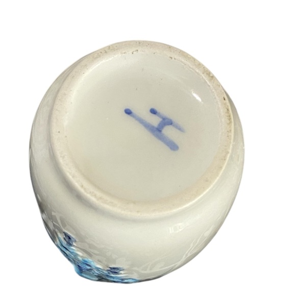 Charming forget me not vase in EXCELLENT cond!! White w/various blues! Stunner! - Picture 5 of 6